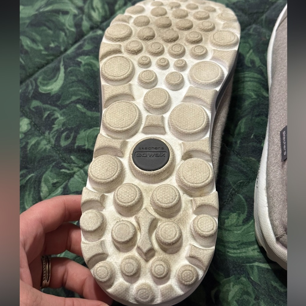 Comfy Skechers shoes - Picture 3 of 7